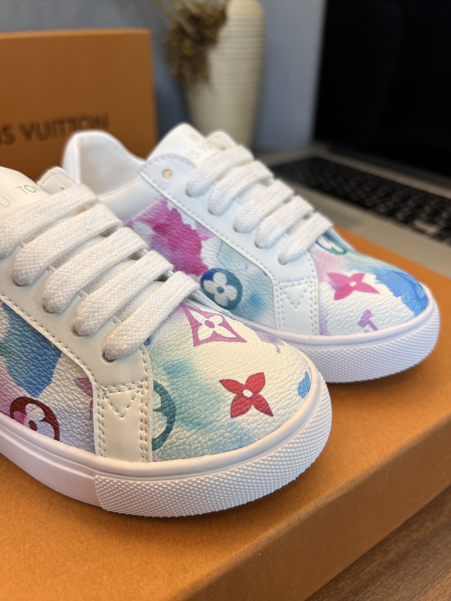 Children's shoes child